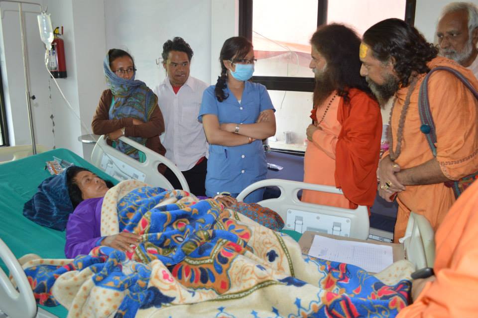 Pujya Swamiji Meets Patients in Nepal (5)